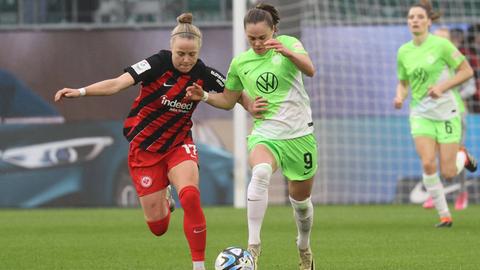 Pia-Sophie Wolter von Eintracht Frankfurt gegen die Wolfsburgerin Ewa Pajor