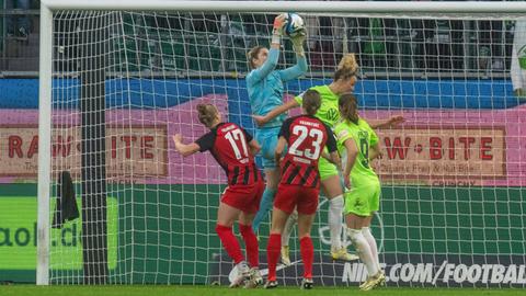 Eintracht-Torfrau Stina Johannes hat den Ball offenbar sicher - Sekunden später fällt dennoch das 0:1.