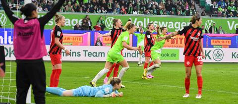 Die Frankfurterinnen sind nach dem 1:0 des VfL Wolfsburg konsterniert.