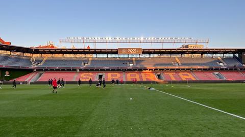 Prager Stadion mit laufenden Eintracht-Spielerinnen