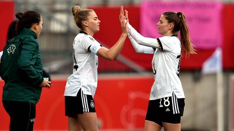 Laura Freigang und Tabea Waßmuth im Trikot der Nationalmannschaft