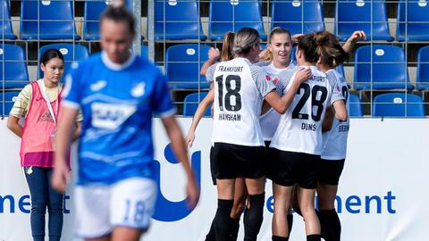 Die Eintracht bejubelt den zweiten Treffer in Hoffenheim. 