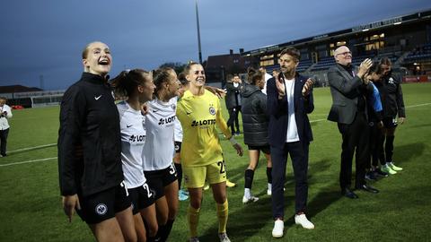 Die Eintracht Frankfurt Frauen jubeln nach dem Auftaktsieg in Dänemark