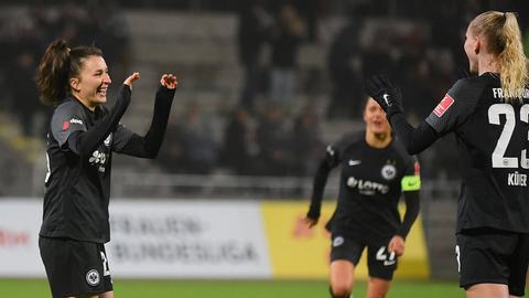 Barbara Dunst jubelt mit anderen Spielerinnen von Eintracht Frankfurt