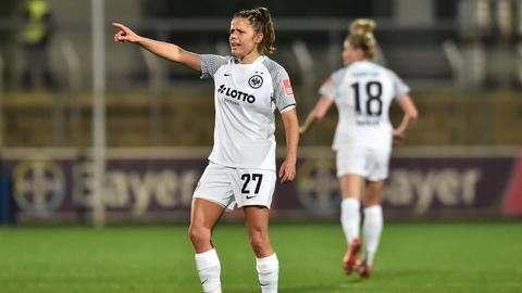Laura Feiersinger im Spiel gegen Bayer Leverkusen.