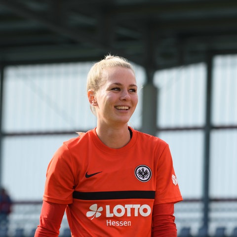 Eintracht-Keeperin Merle Frohms mit breiten Grinsen im Gesicht