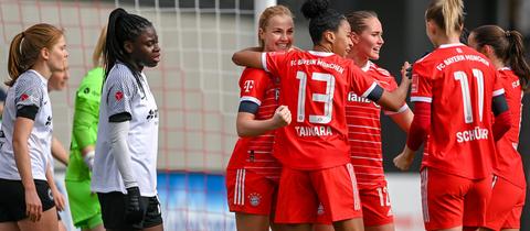 Der FC Bayern jubelt über ein Tor gegen Eintracht Frankfurt Frauen