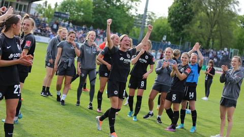 Die Eintracht Frauen um Torschützin Verena Hanshaw jubeln.