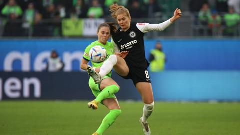 Sjoeke Nüsken im Zweikampf mit einer Wolfsburgerin