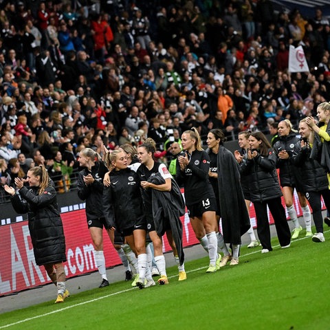 Ehrenrunde: Spielerinnen von Eintracht Frankfurt applaudieren nach dem Spiel ihren Fans.