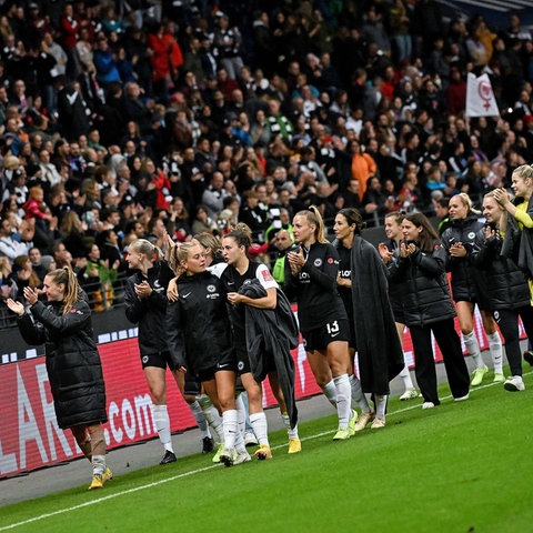 Ehrenrunde: Spielerinnen von Eintracht Frankfurt applaudieren nach dem Spiel ihren Fans.