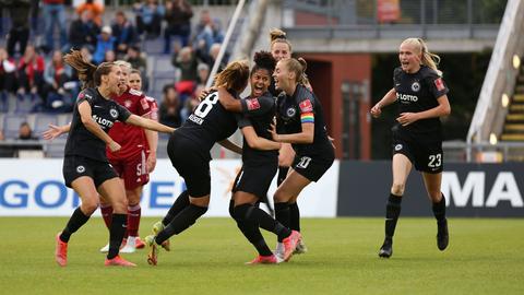 Jubel bei Fußballerinnen der Eintracht