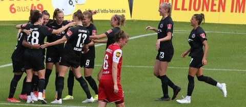 Jubel bei den Spielerinnen von Eintracht Frankfurt