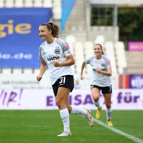 Eintracht-Kaptiänin Pawollek jubelt am 4. Spieltag in Essen.