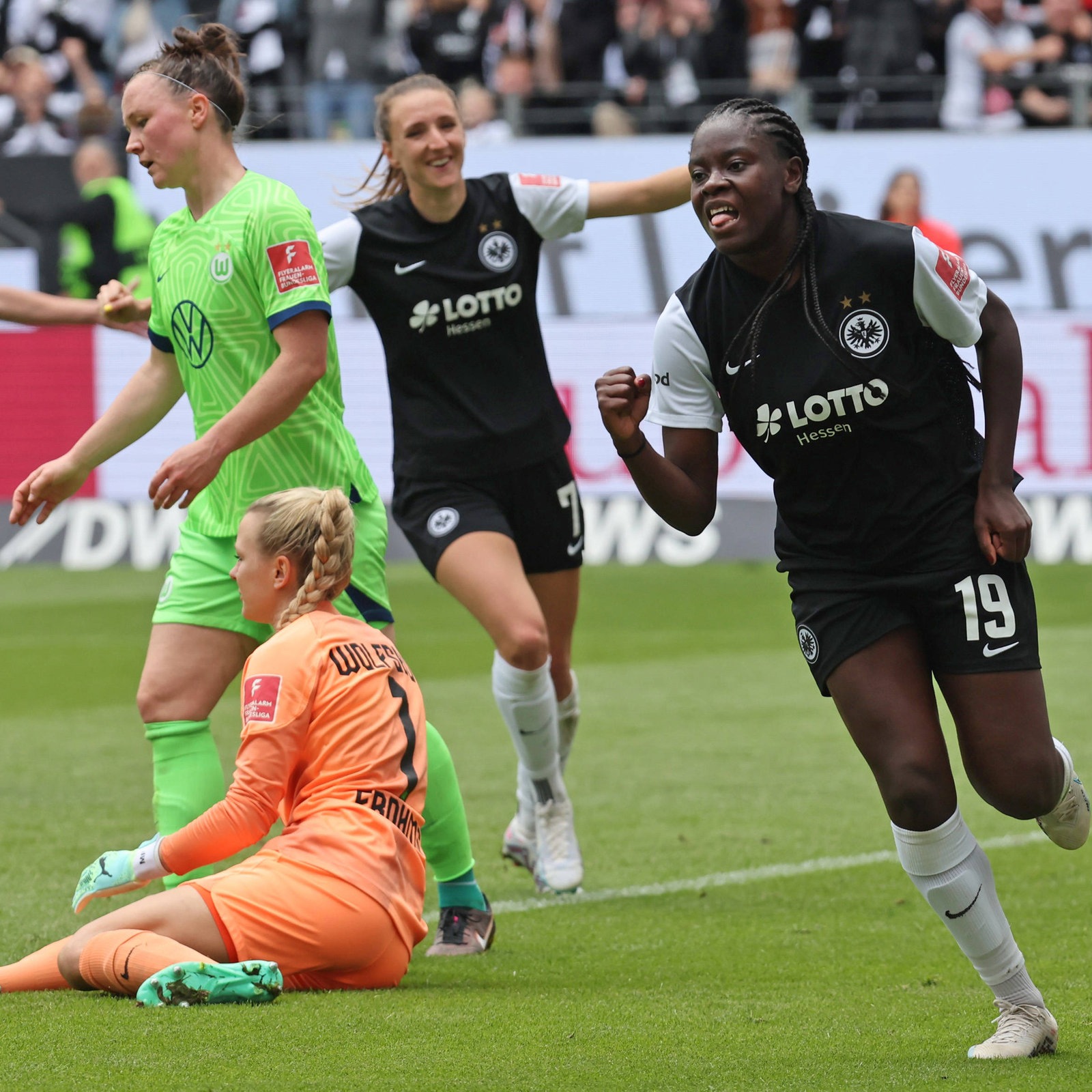 Eintracht Frankfurt Frauen schießen Wolfsburg aus dem Waldstadion hessenschau.de Eintracht Frankfurt Frauen