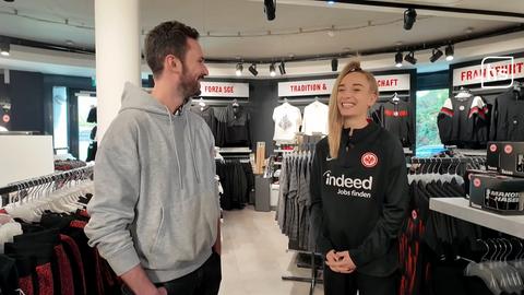 Sophia Kleinherne mit Reporter Sebastian Rieth im Eintracht-Fanshop