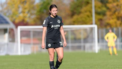 Loreen Bender im schwarz-weißen Trikot von Eintracht Frankfurt.