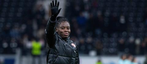 Nicole Anyomi winkt in Richtung Fans