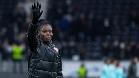 Nicole Anyomi winkt in Richtung Fans