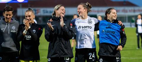 Freude bei den Eintracht Frankfurt Frauen nach dem Spiel gegen Fortuna Hjörring