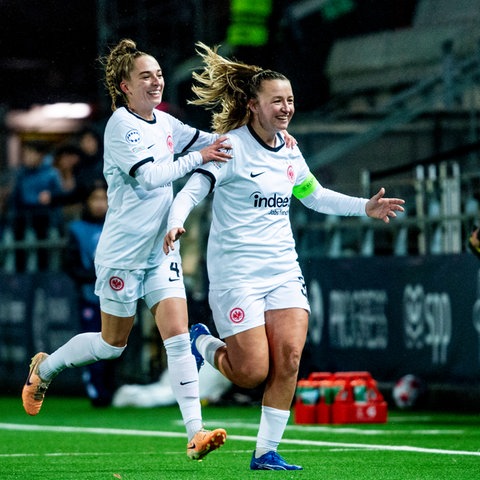 Tanja Pawollek und Sophia Kleinherne bejubeln das 1:0. 