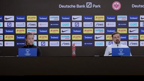 Trainer Niko Arnautis und Kapitänin Tanja Pawollek sitzen bei der Pressekonferenz