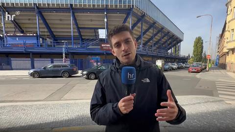 Reporter vor Stadion in Prag