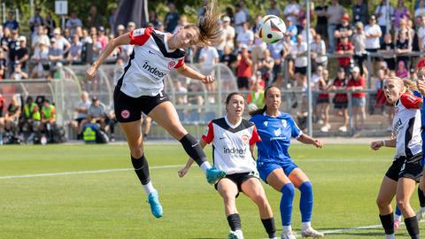Lara Prasnikar beim Kopfball gegen Jena.