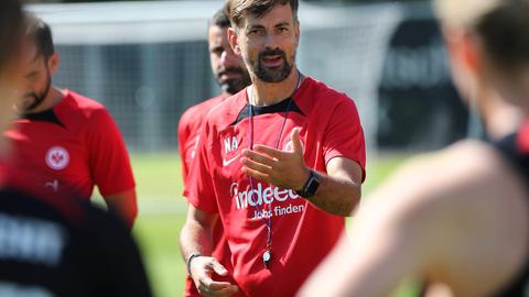 Trainer Niko Arnautis bei der Ansprache ans Team. Gestikuliert.