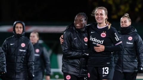 Nicole Anyomi (Eintracht Frankfurt, 19), Virginia Kirchberger (Eintracht Frankfurt, 13) jubeln über den Sieg,