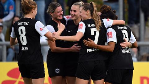 Die Eintracht Frankfurt Frauen jubeln über den vierten Saisonsieg.