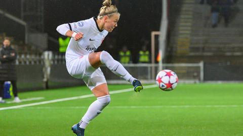 Frankfurts Pia-Sophie Wolter bei der Ballannahme.