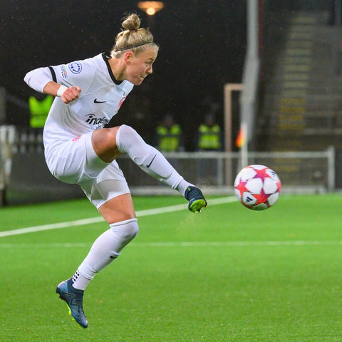 Frankfurts Pia-Sophie Wolter bei der Ballannahme.