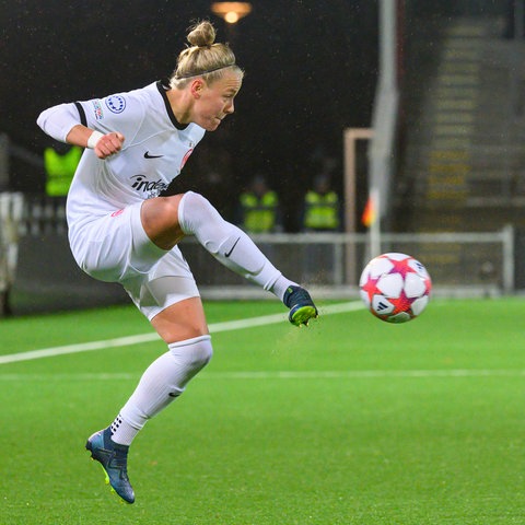 Frankfurts Pia-Sophie Wolter bei der Ballannahme.