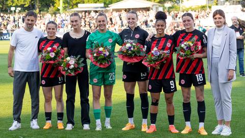 Die sechs Abgängerinnen beim letzten Heimspiel eingerahmt von Trainer Arnautis und Sportchefin Kiel.