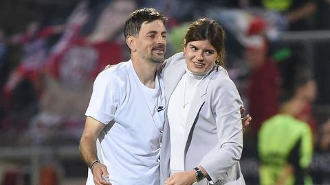 Niko Arnautis und Katharina Kiel umarmen sich nach dem Spiel.