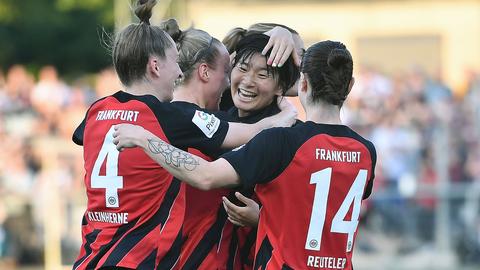 Frankfurts Remina Chiba bejubelt ihren Treffer und umarmt ihre Mitspielerinnen.