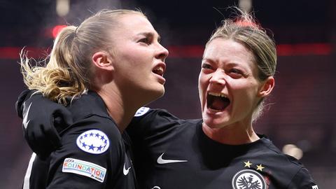Laura Freigang und Verena Hanshaw jubeln gemeinsam.