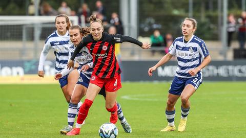 Ein Zweikampf aus dem Bundesliga-Spiel der Eintracht Frankfurt Frauen gegen Duisburg