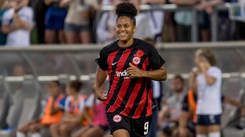 Gute Laune bei Shekiera Martinez und den Eintracht Frankfurt Frauen.