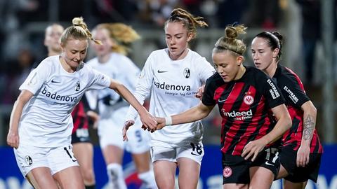 Der SC Freiburg liegt den Frankfurterinnen um Pia-Sophie Wolter.