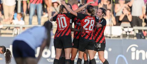 Die Eintracht Frankfurt Frauen freuen sich über das Weiterkommen ins Finale des UWCL-Miniturniers.