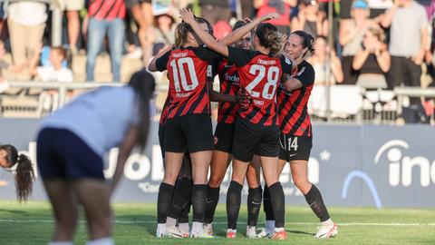 Die Eintracht Frankfurt Frauen freuen sich über das Weiterkommen ins Finale des UWCL-Miniturniers.
