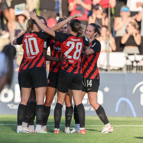 Die Eintracht Frankfurt Frauen freuen sich über das Weiterkommen ins Finale des UWCL-Miniturniers.