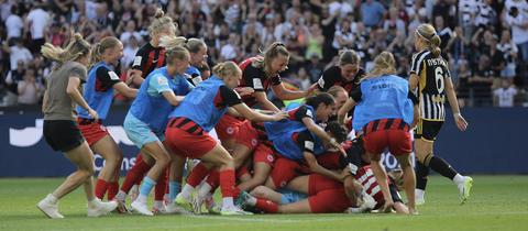 Jubel bei den Spielerinnen von Eintracht Frankfurt