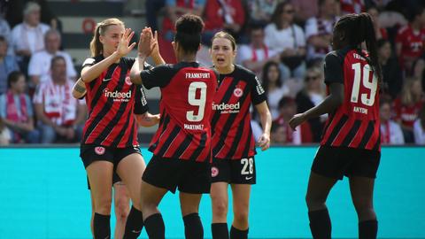 Jubelnde Eintracht-Fußballerinnen in Köln