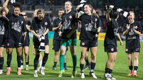 Frankfurts Fußballerinnen freuen sich über die Europa-Qualifikation.