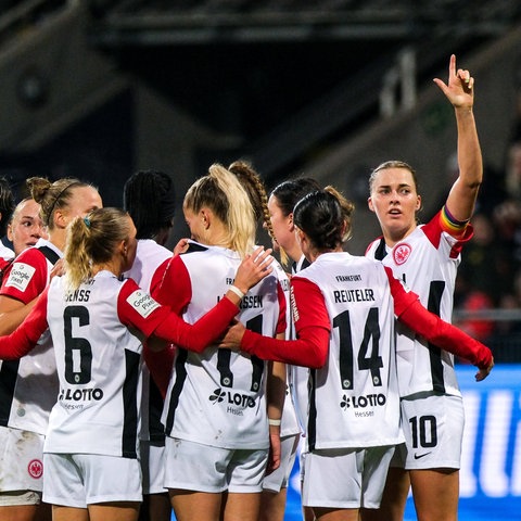 Laura Freigang jubelt mit den anderen Spielerinnen von Eintracht Frankfurt.