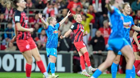 Leipzig bejubelt das 1:0, die Eintracht-Spielerinnen lassen die Schultern hängen.