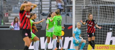 Wolfsburg bejubelt einen Treffer, die Eintracht-Frauen können es nicht fassen.